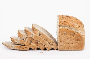 Beyaz arka plan üzerinde izole lezzetli çavdar ekmeği