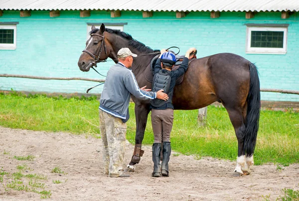 Kutsche Hilft Dem Jungen Aufs Pferd — Stockfoto