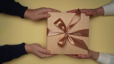 Mavi bir masa üzerinde fiyonklu el işi kağıt hediye kutusu. Doğum günü için düz kompozisyon, Anneler Günü, Kara Cuma indirimi, Noel, Noel, yeni yıl veya düğün.