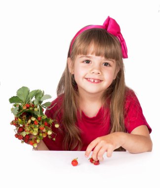 beyaz zemin üzerinde bir papatya ile küçük kız