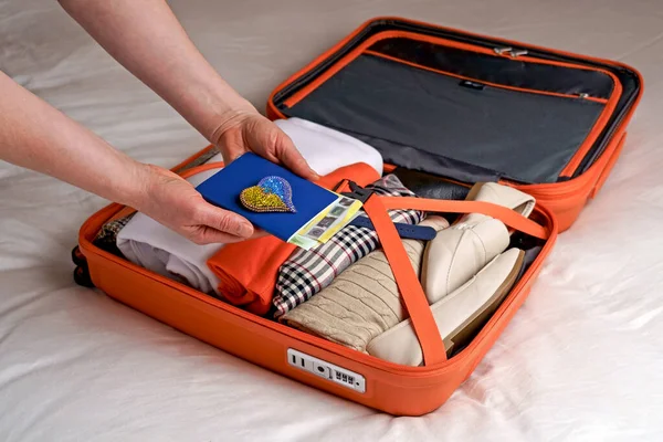 Frau Faltet Kleidung Ihr Gepäck Vorzubereiten Touristin Bereitet Ihren Koffer — Stockfoto