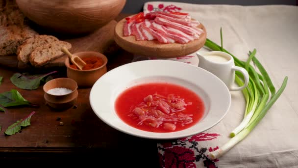 伝統的なウクライナのボルシチ 白いクリームと赤ビートの根のスープのボルシュのボウル ビートルートおいしいスープ — ストック動画