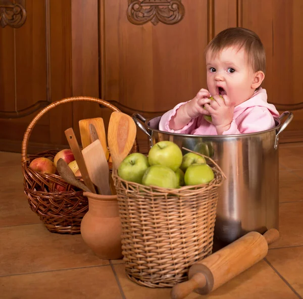 Portrét Usměvavého Dítěte Sedícího Uvnitř Velkého Hrnce Vaření Obklopeného Zeleninou — Stock fotografie