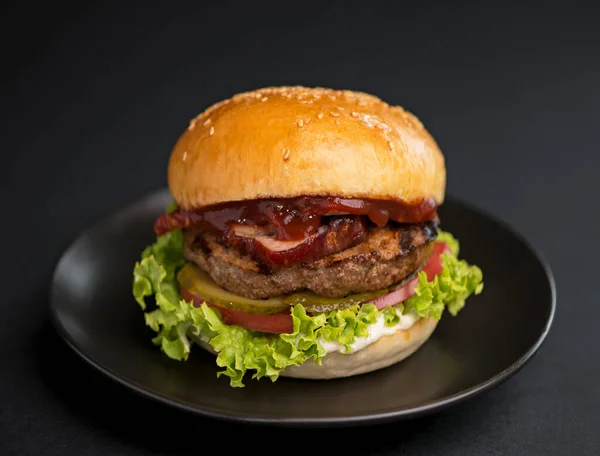 Burger Kotletem Wołowym Czarnym Tle — Zdjęcie stockowe