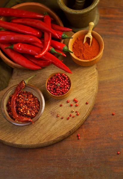 Gamla Träbord Med Krydda Röd Varm Chili Paprika — Stockfoto