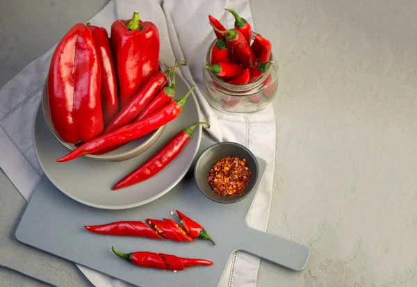 Grauer Hintergrund Mit Chilischote Rot Heiß Paprika Gewürz Mexikanisch — Stockfoto