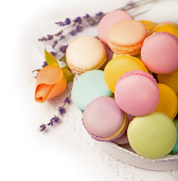 Macaron Colorati Una Confezione Regalo Tavolo Bianco — Foto Stock