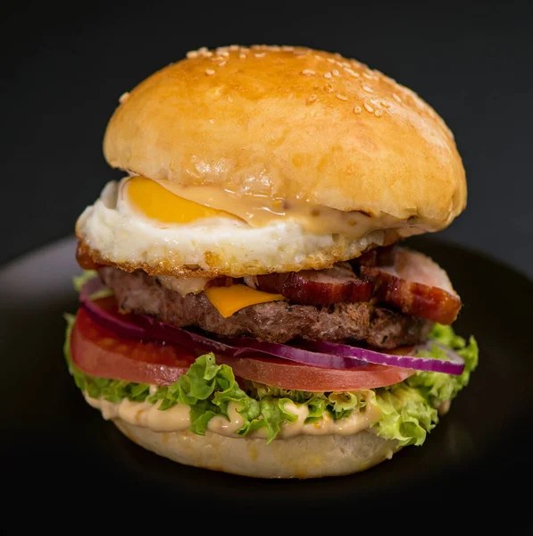 Big Tasty Burger Beef Cutlet Black Background — Zdjęcie stockowe