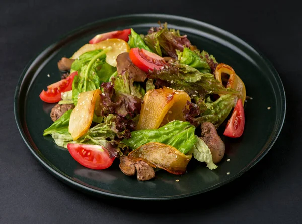 Salada Alface Com Fígado Pêras Caramelizadas Tomates Uma Escuridão — Fotografia de Stock