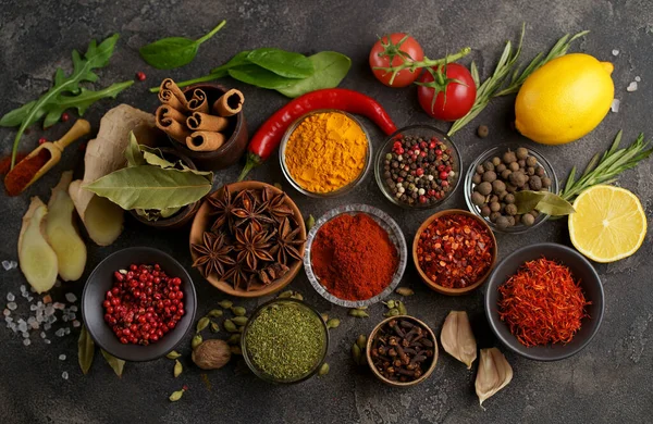 五颜六色的香草和调味品烹调 印度香料 在黑石的背景下从上面看 — 图库照片