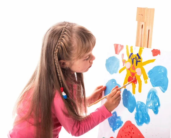 白い背景に絵を描くアーティストの子供の女の子 — ストック写真