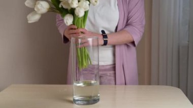 Mavi bir masa üzerinde fiyonklu el işi kağıt hediye kutusu. Doğum günü için düz kompozisyon, Anneler Günü, Kara Cuma indirimi, Noel, Noel, yeni yıl veya düğün.