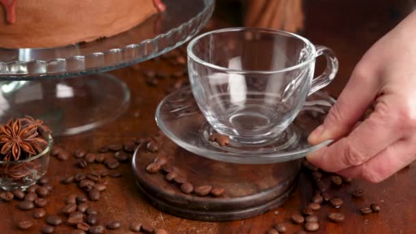 Kahve Çekirdekli Cam Bir Kahve Demliğinin Yakın Çekimi Ahşap Bir — Stok video