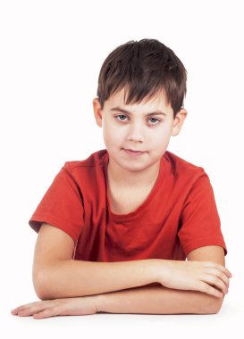 Beyaz bir arka plan kollarını yükselterek bir çocuk portresi