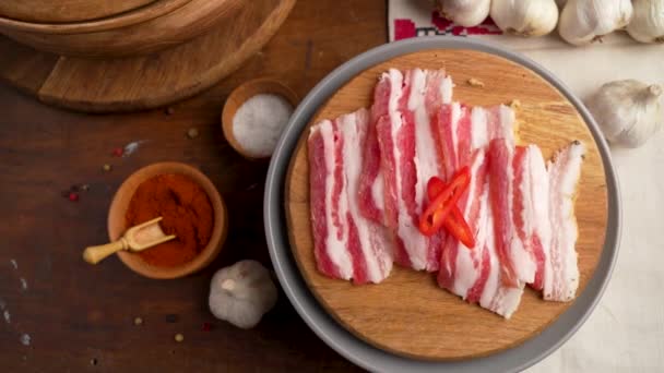 Färsk Bacon Tallrik Med Lök Och Paprika Lagerblad Ukrainska Traditionella — Stockvideo