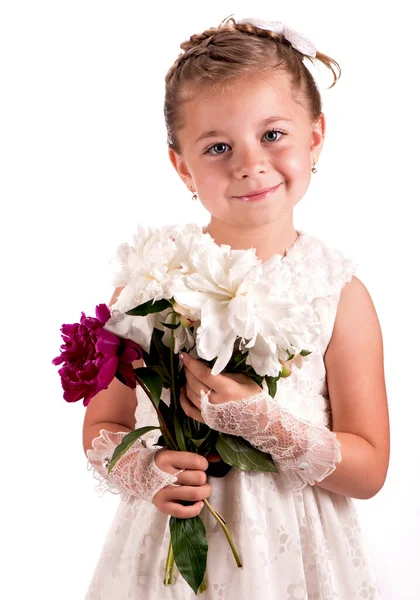 在白色背景上捧着牡丹花束的女孩 — 图库照片