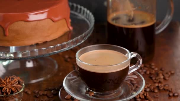 Großaufnahme Einer Glaskaffeekanne Mit Kaffeebohnen Kaffeekuchen Auf Einem Holztisch — Stockvideo