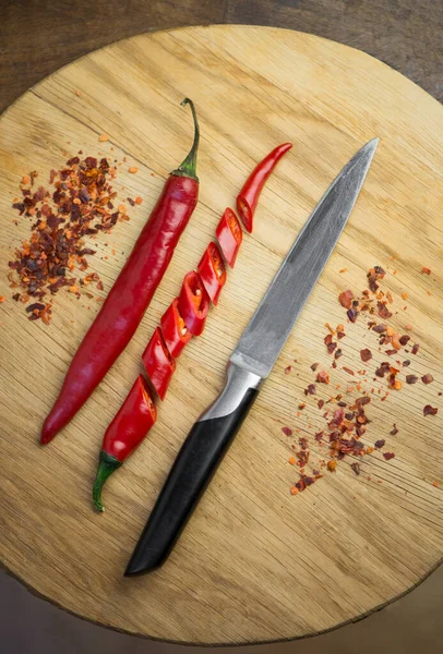 Röd Chilipeppar Skuren Bitar Svart Bakgrund Het Krydda Röd Chili — Stockfoto