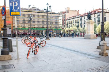 Baharda Madrid sokakları. Madrid mi? İspanya - Mart 2021. Madrid şehir merkezindeki Arenal Caddesi, İspanya