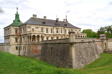 Ukrayna tarihi. Turizm. Ukrayna 'nın Lviv kenti yakınlarındaki eski Pidhirtsi kalesini hava manzaralı turistler görür. Mayıs 2021