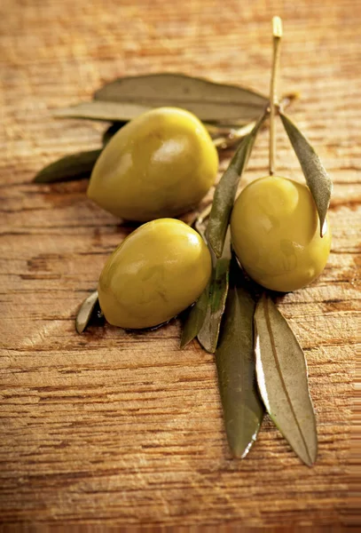 Zelené Olivy Listy Dřevěném Pozadí Výhled Shora Ploché Ležely — Stock fotografie