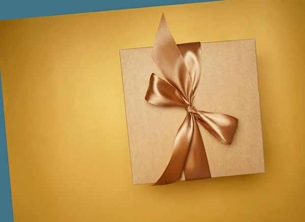 Small Gift Box Yellow Background Top View — Stock Photo, Image