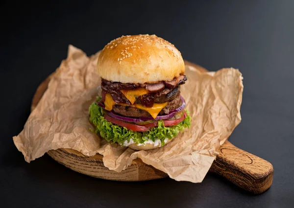 Idealny Hamburger Klasyczny Hamburger Amerykański Cheeseburger Serem Bekonem Pomidorem Sałatą — Zdjęcie stockowe