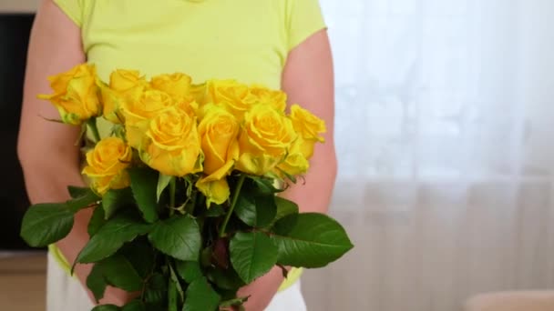 Bouquet Yellow Roses Womans Hands Close Living Room Home — Stock Video