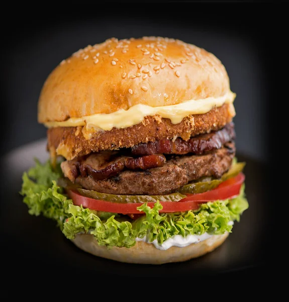 Cheeseburger Mit Rindfleisch Tomate Salat Und Zwiebeln Auf Holztisch Kopierraum — Stockfoto