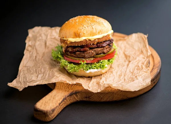 Duży Smaczny Burger Kotletem Wołowym Czarnym — Zdjęcie stockowe