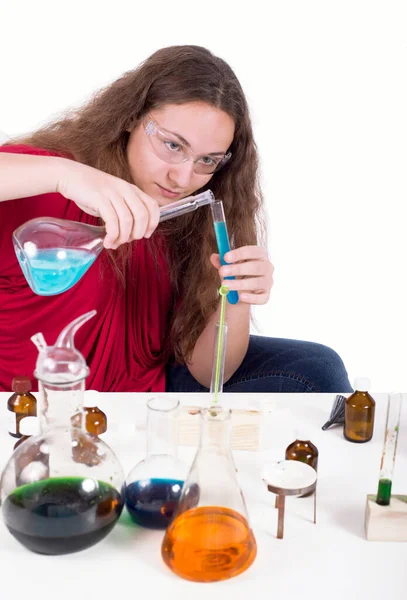 Bildungskonzept Kleine Kinder Von Wissenschaftlern Betrachten Einen Erlenmeyerkolben Mit Chemikalien — Stockfoto