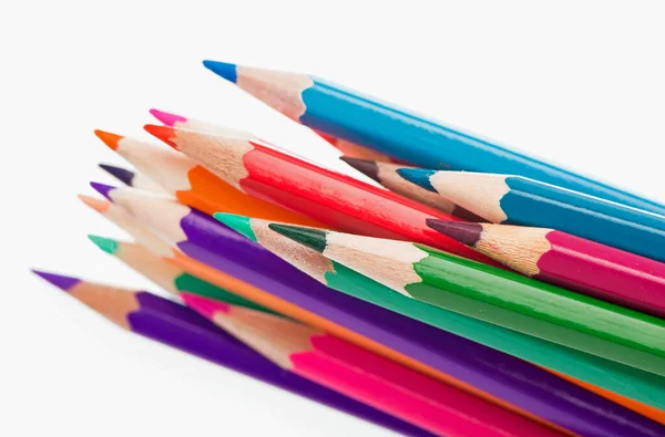 Beyaz Arkaplanda Izole Edilmiş Renkli Kalemler Yakın Plan — Stok fotoğraf