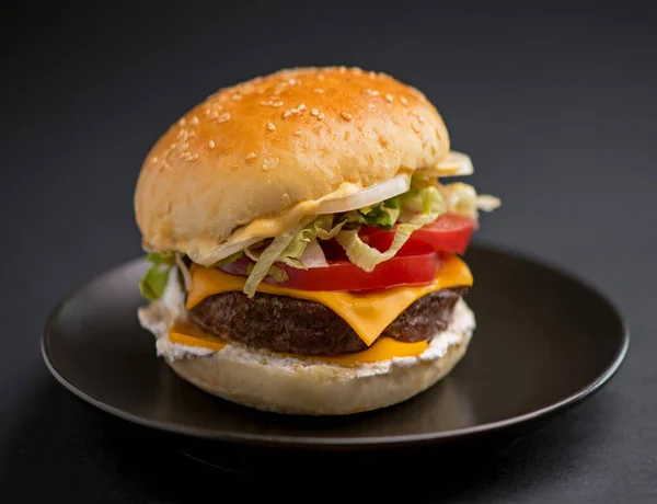 Duży Smaczny Burger Kotletem Wołowym Czarnym — Zdjęcie stockowe
