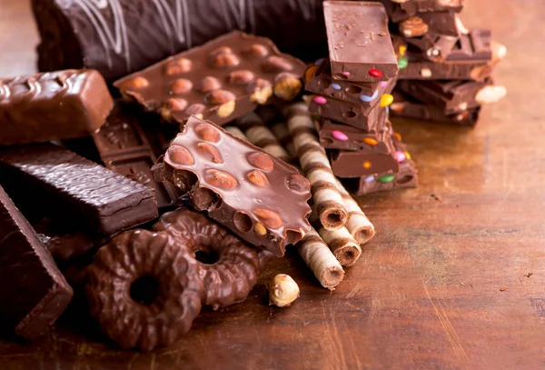 ジンジャーブレッドクッキーとチョコレートを木の背景に — ストック写真
