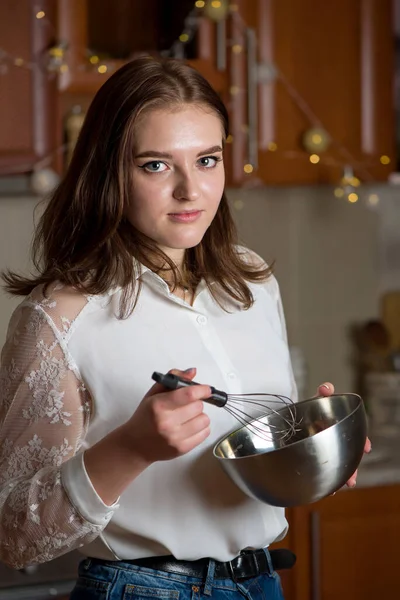 Chica Prepara Una Crema Para Pastel Navidad Festivo Una Cocina — Foto de Stock