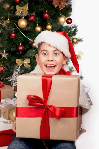 クリスマスの子供 幸せな子供は 贈り物を開きます 新しい年 クリスマス ツリー — ストック写真