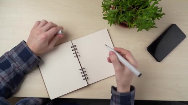 Planung Eine Person Schreibt Die Punkte Des Plans Ein Notizbuch — Stockvideo