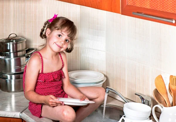 Pequena Criança Lavar Pratos Cozinha — Fotografia de Stock