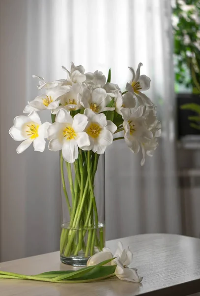 白い背景のガラスの花瓶に新鮮な白いチューリップの花束 — ストック写真