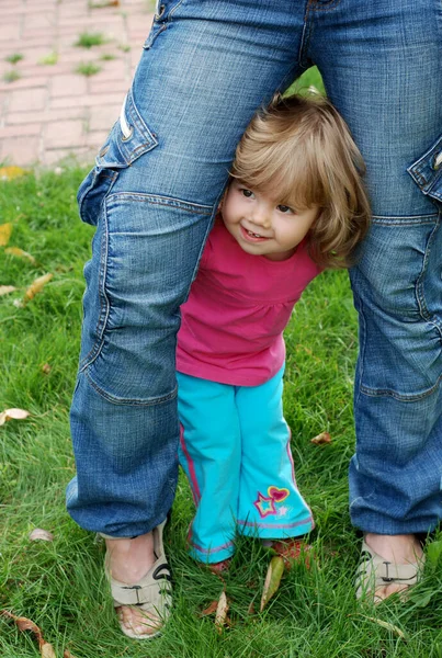 Kinderlijke Verlegenheid Verlegenheid Onzekerheid Een Weerloos Kind Vraagt Steun Van — Stockfoto