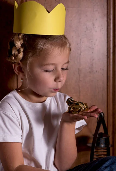 公主与玩具青蛙 可爱的小女孩和一只玩具青蛙玩耍 假装是公主 — 图库照片