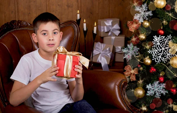 クリスマスの子供 幸せな子供は 贈り物を開きます 新しい年 クリスマス ツリー — ストック写真