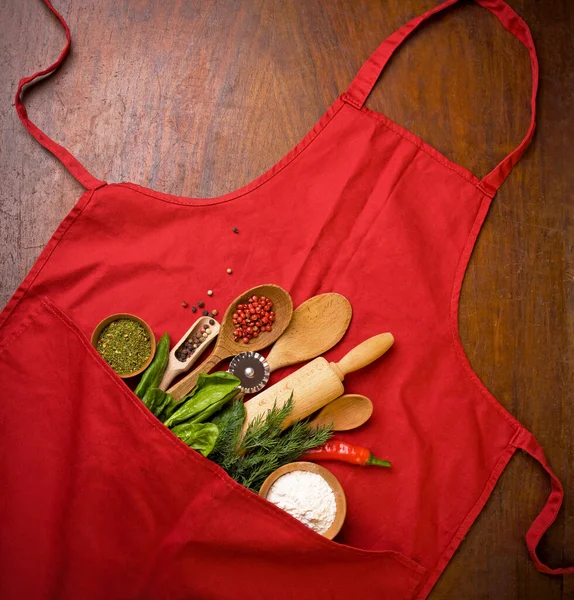 Backhintergrund Mit Roter Schürze Nudelholz Kräutern Und Küchenutensilien Auf Schwarzem — Stockfoto