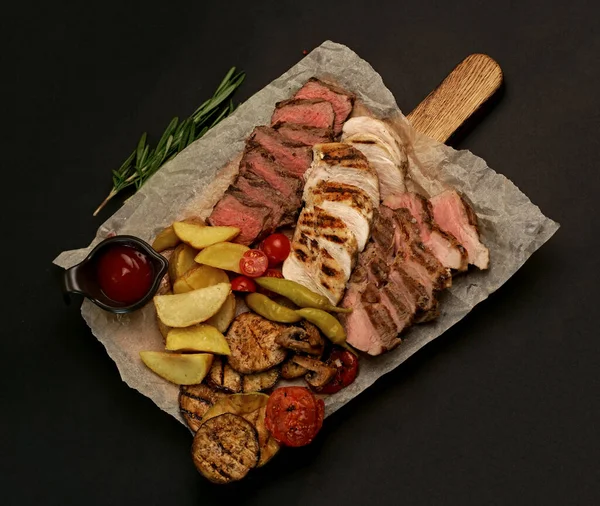 Gegrild Vlees Verschillende Soorten Gegrild Vlees Gesneden Een Houten Plank — Stockfoto