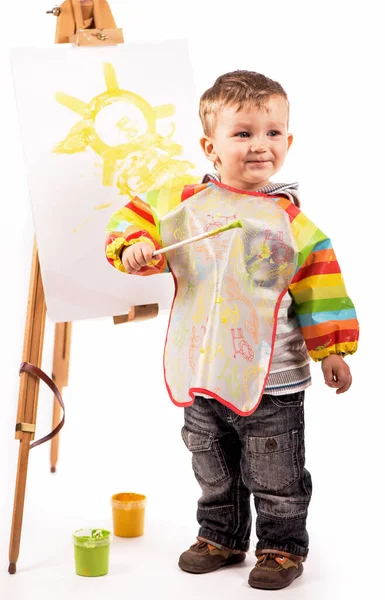 Küçük Sanatçı Beyaz Bir Arkaplanda Resim Çizer — Stok fotoğraf