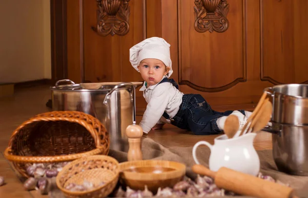 Mały Chłopiec Kapeluszu Szefa Kuchni Chochlą Patelnią Warzywami — Zdjęcie stockowe
