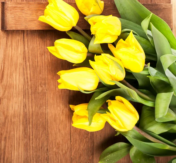 Ramo Tulipanes Amarillos Sobre Fondo Madera —  Fotos de Stock