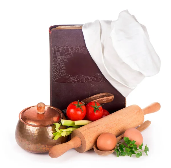 Küchengeräte Kupferpfanne Nudelholz Löffel Und Verschiedene Rohe Gemüsesorten Auf Weißem — Stockfoto