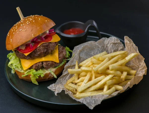 Klasyczne Hamburgery Bekonem Mięsem Serem Cebulą Pomidorem Serem Oraz Integralną — Zdjęcie stockowe