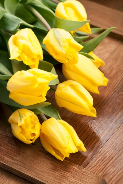 Ramo Tulipanes Amarillos Sobre Fondo Madera — Foto de Stock